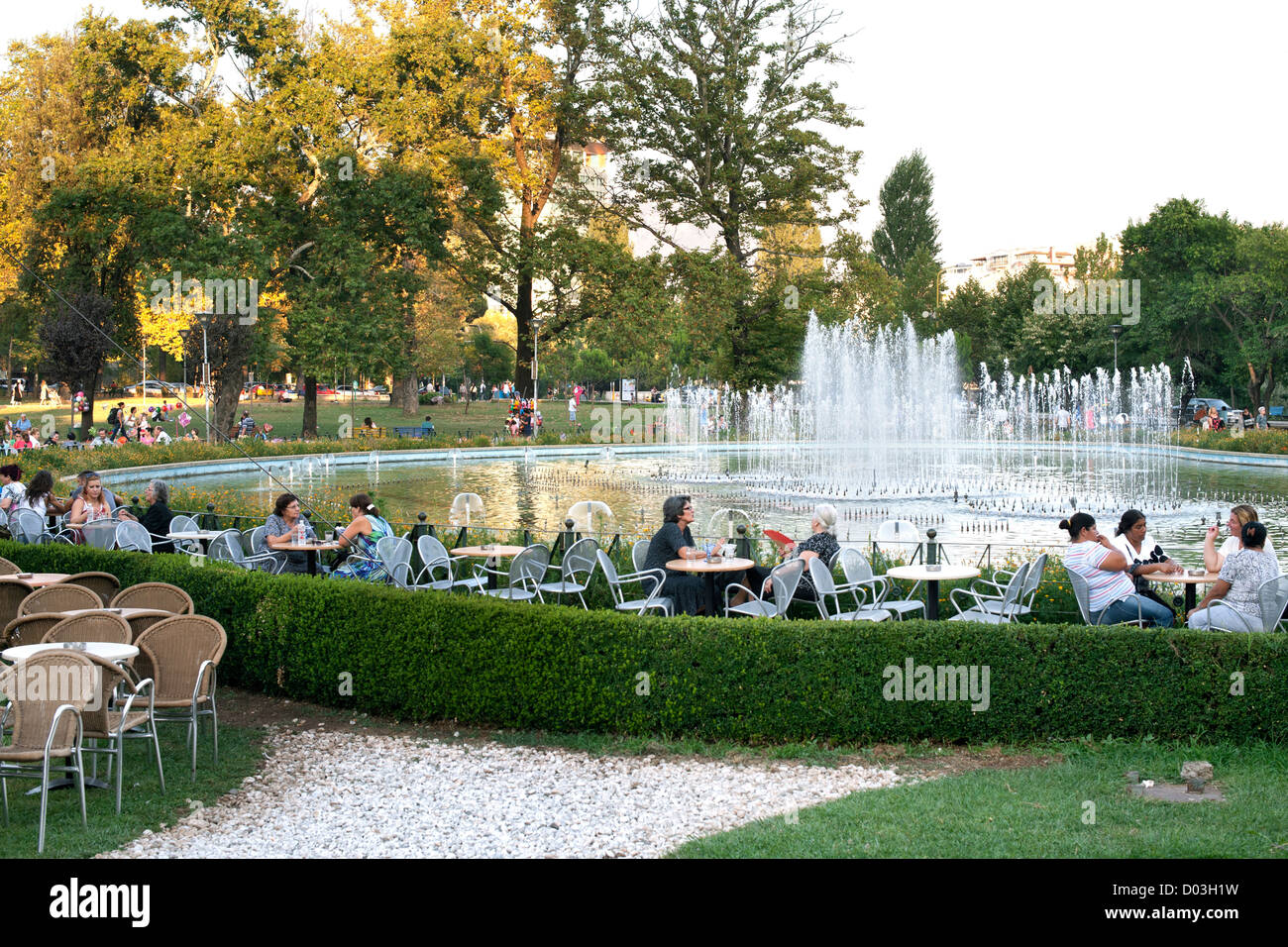Parc Rinia et fontaines dans le centre de Tirana, la capitale de l'Albanie. Banque D'Images