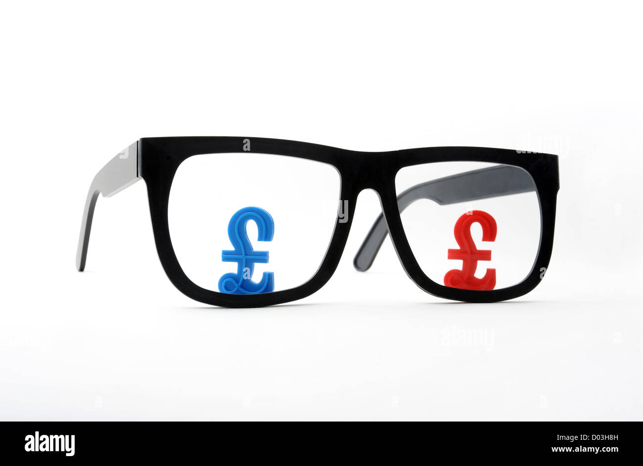 SPECTACLES AVEC BRITISH POUND SIGNE EN LENTILLES RE L'ÉCONOMIE DES MARCHÉS DE L'ARGENT D'ÉPARGNE RETRAITE INVESTISSEMENTS SALAIRES INFLATION PAIEMENT UK Banque D'Images