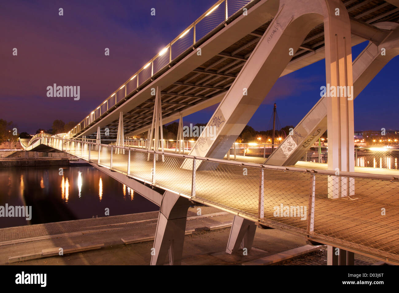 Les ponts de Paris. La nouvelle passerelle Simone-de-Beauvoir passerelle franchit la Seine, à la Bibliothèque François-Mitterrand, à Paris, France. Banque D'Images
