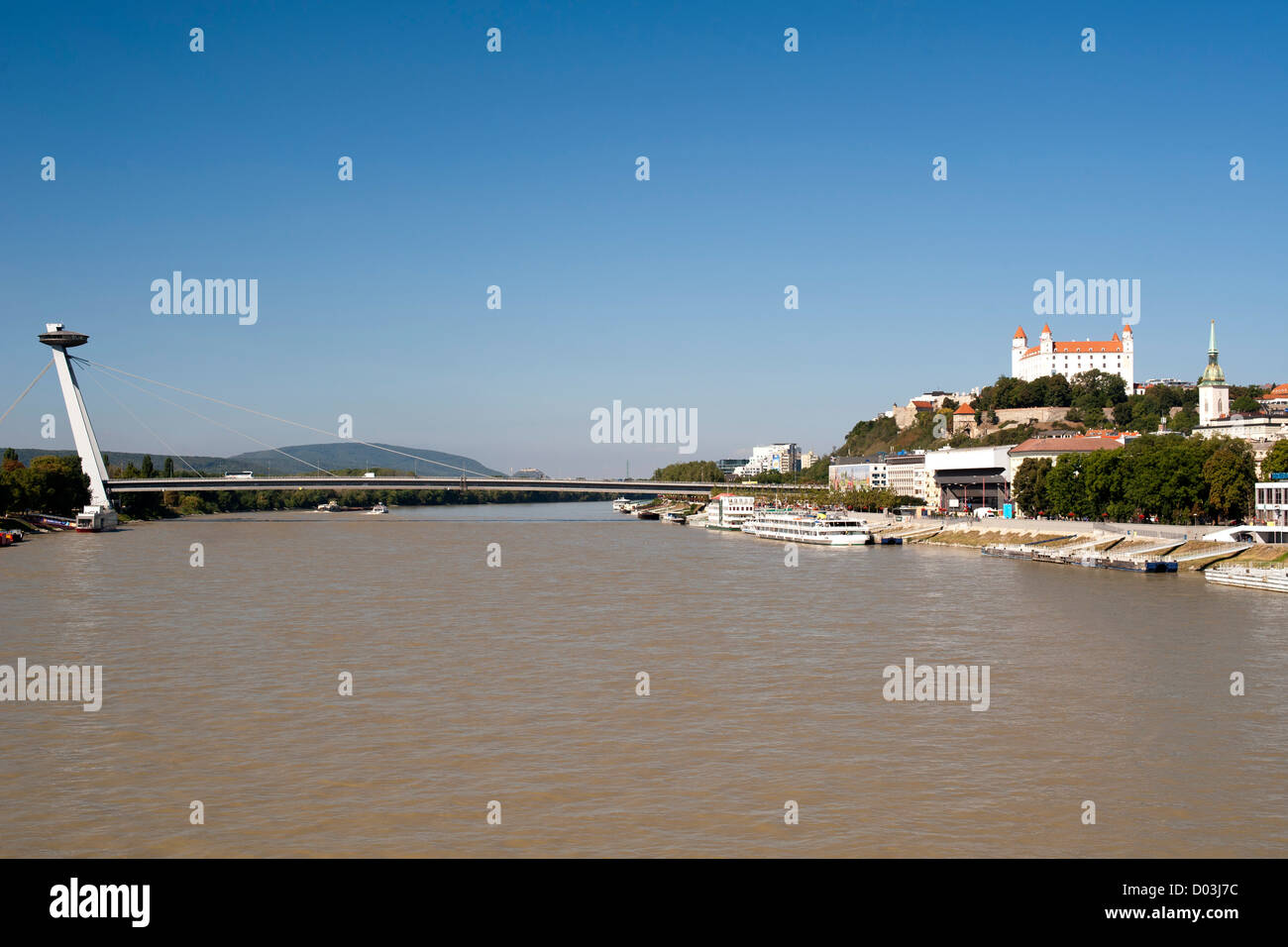 Le nouveau pont (Novy Most) sur le Danube à Bratislava, la capitale de la Slovaquie. Banque D'Images