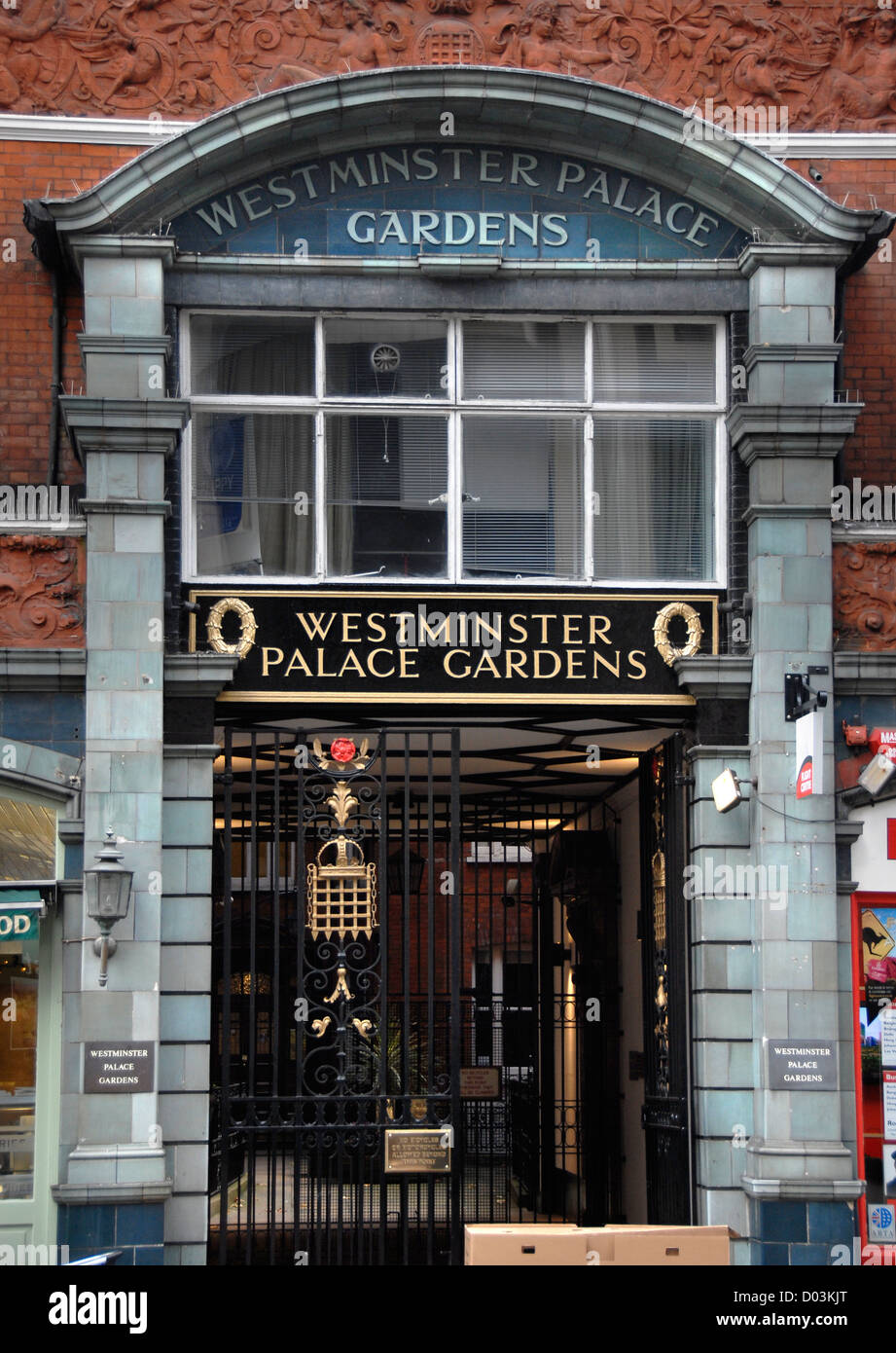 Les jardins du palais de Westminster, d'entrée de bloc d'artillerie, Mansion Row, Londres, Angleterre, RU Banque D'Images