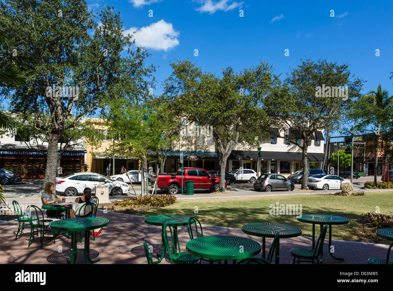 Sidewalk cafe sur Atlantic Avenue au centre-ville historique de Delray Beach, Florida, USA Banque D'Images