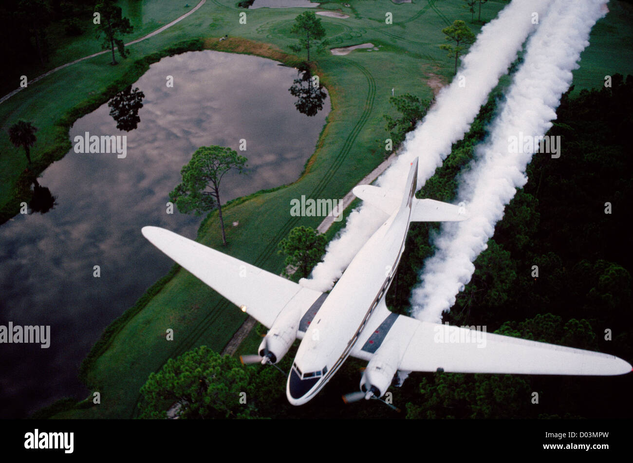 Les avions mis hors pulvérisation antimoustiques mélange de carburant diesel et le malathion sur lee County, Florida Gulf Coast Banque D'Images