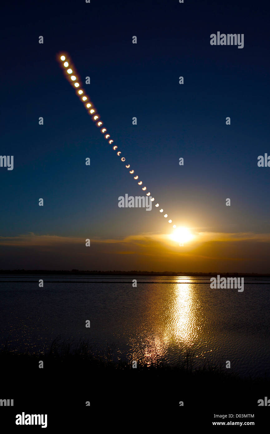 Timelapse plusieurs exposition de l'éclipse solaire annulaire le 20 mai 2012, dans la Vallée de Sacramento en Californie près de saules. Banque D'Images