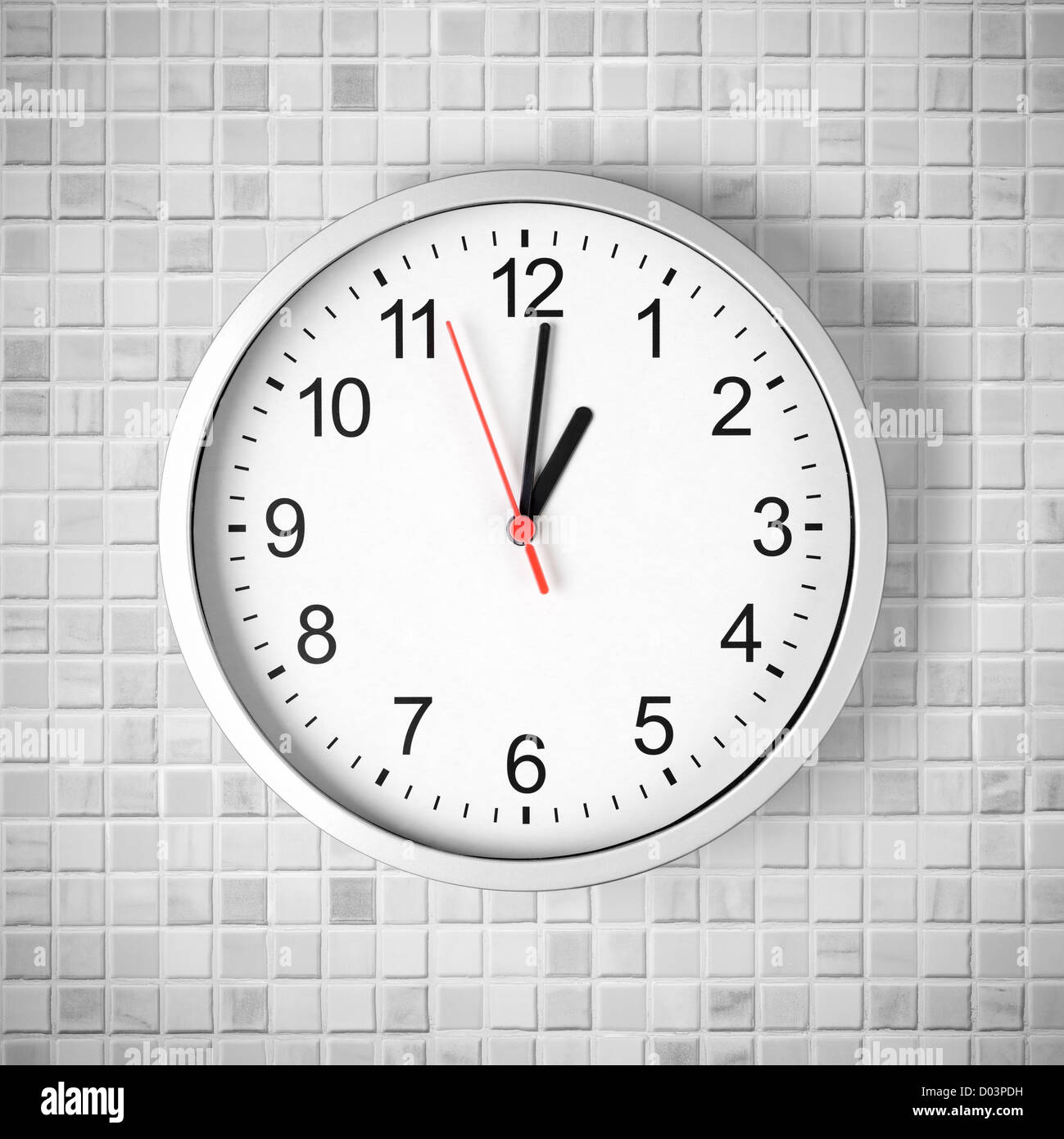 Horloge simple ou regarder sur céramique blanche mur affichage 13 heures Banque D'Images