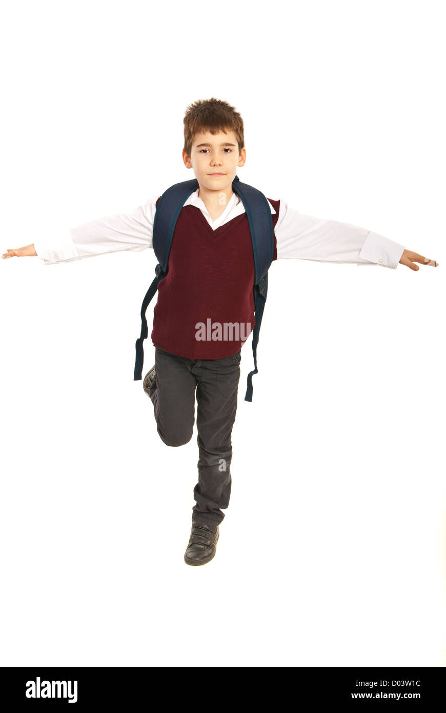 Garçon étudiant en essayant de garder l'équilibre et debout dans une jambe avec mains tendues isolé sur fond blanc Banque D'Images