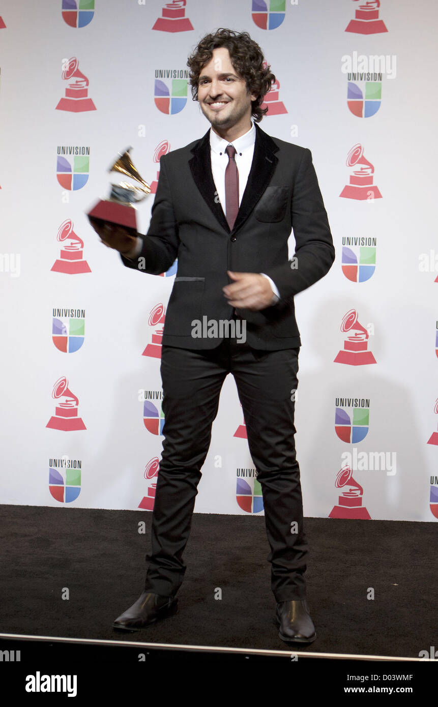 Le 15 novembre 2012 - Las Vegas, Nevada, USA - chanteur/compositeur Tommy Torres pose avec le prix de la chanson de l'année dans la salle de presse pendant la Latin Grammy Awards 2012 qui a eu lieu au Mandalay Bay à Las Vegas, Nevada le Jeudi, 15 novembre 2012. (Crédit Image : © Javier Rojas/Prensa Internacional/ZUMAPRESS.com) Banque D'Images