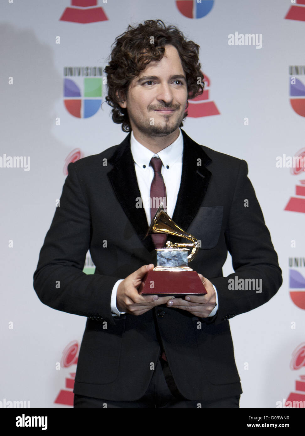 Le 15 novembre 2012 - Las Vegas, Nevada, USA - chanteur/compositeur Tommy Torres pose avec le prix de la chanson de l'année dans la salle de presse pendant la Latin Grammy Awards 2012 qui a eu lieu au Mandalay Bay à Las Vegas, Nevada le Jeudi, 15 novembre 2012. (Crédit Image : © Javier Rojas/Prensa Internacional/ZUMAPRESS.com) Banque D'Images