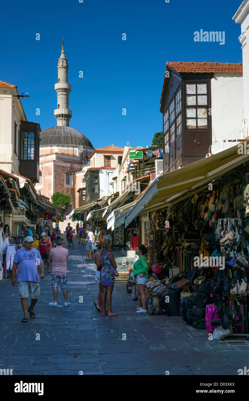 La vieille ville de Rhodes, cité médiévale, rues anciennes, mosquée et minaret Banque D'Images