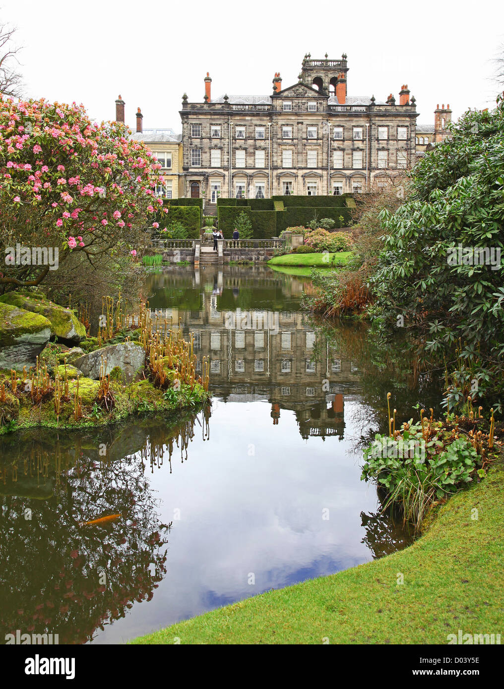 La maison et le lac à Biddulph Grange, Stoke-on-Trent, l'état-major, England, UK Banque D'Images