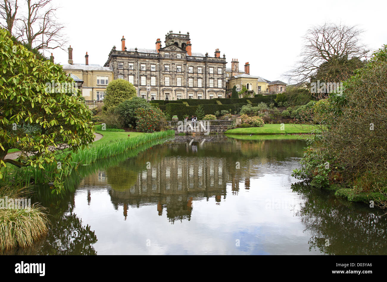 La maison et le lac à Biddulph Grange, Stoke-on-Trent, l'état-major, England, UK Banque D'Images