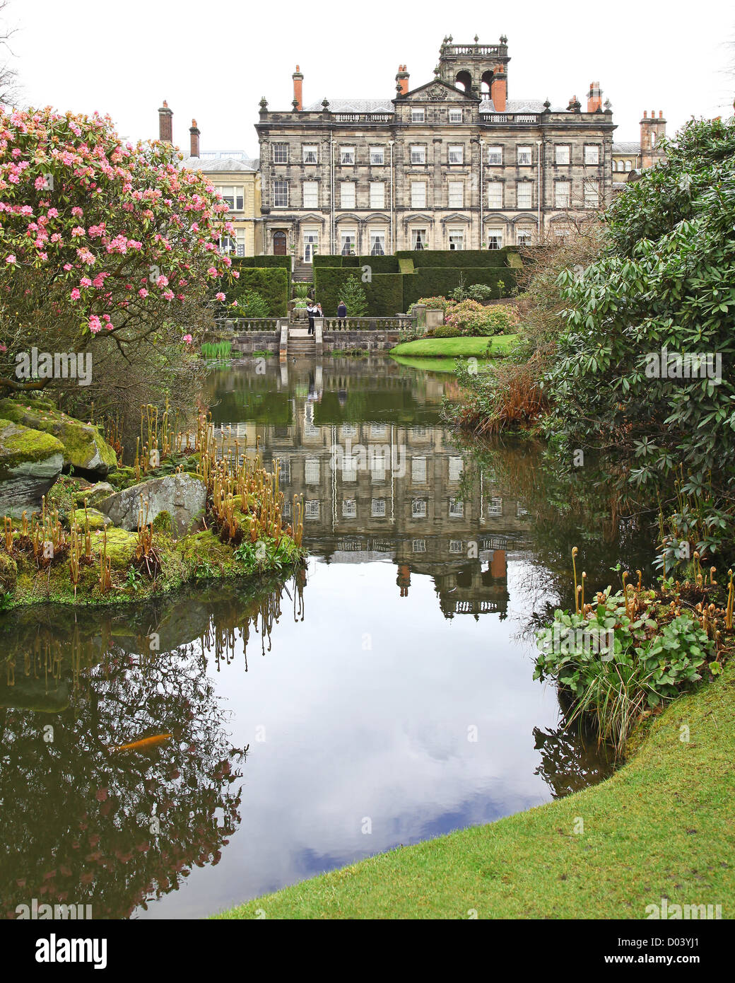 La maison et le lac à Biddulph Grange, Stoke-on-Trent, l'état-major, England, UK Banque D'Images