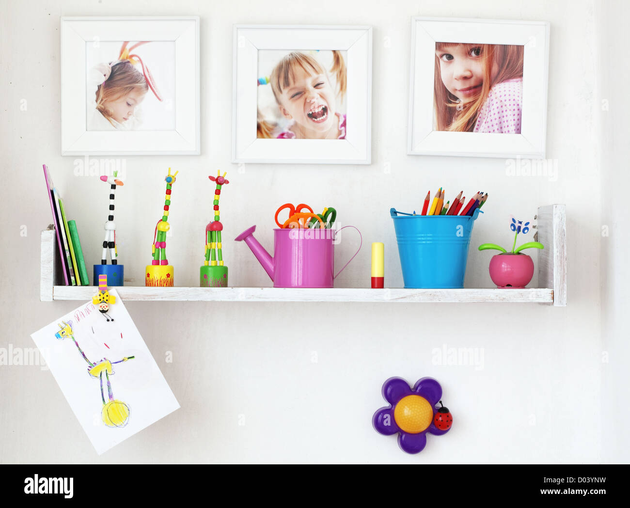 Plateau pour les enfants sur mur blanc avec des jouets sur elle Banque D'Images