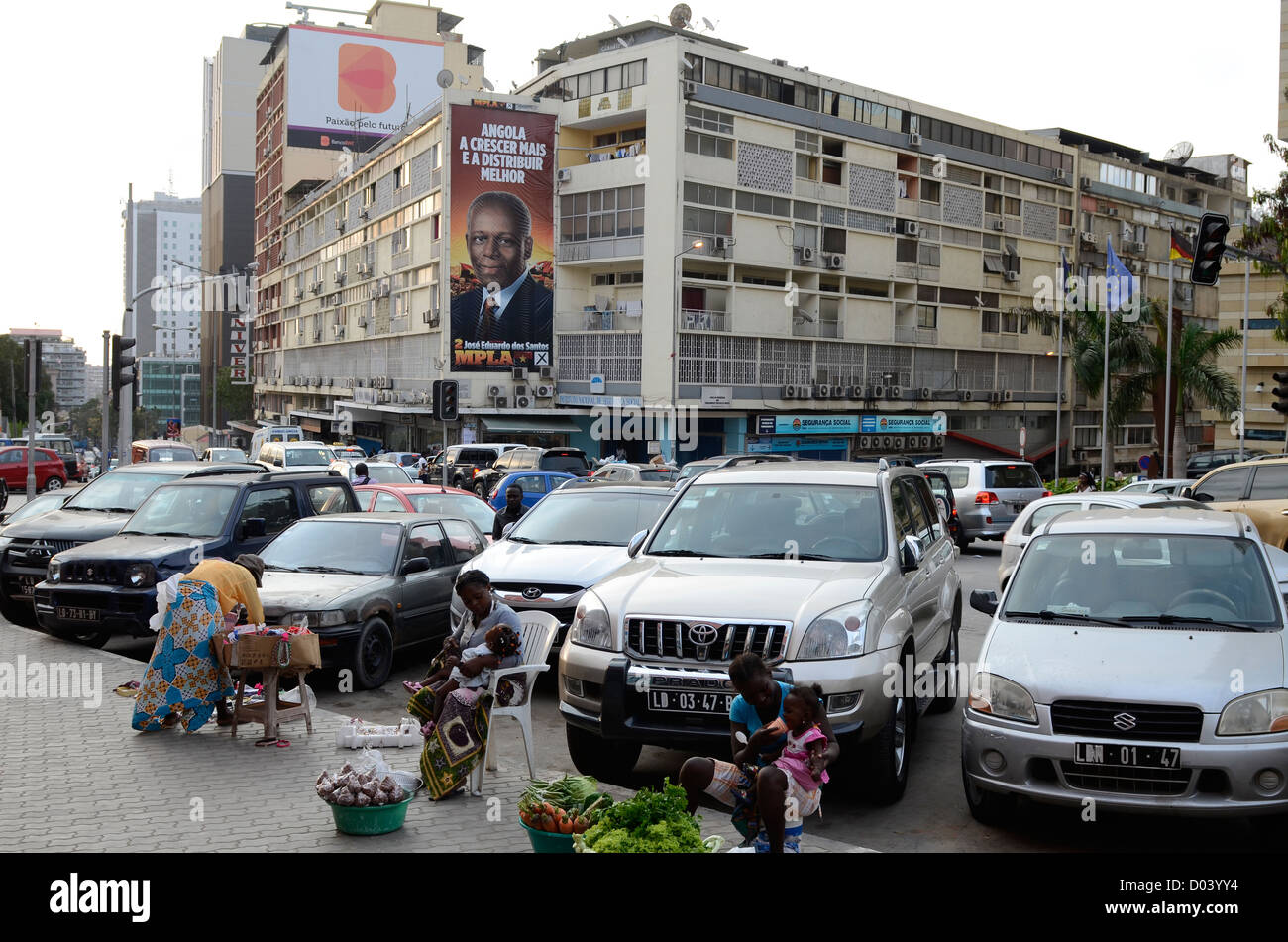 ANGOLA Luanda, ville près de Hotel Tivoli et poster de José Eduardo dos Santos qui est président depuis 1979 Banque D'Images