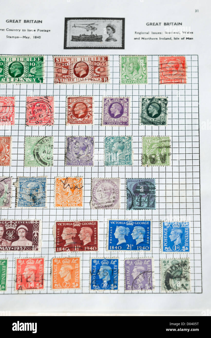 Gros plan sur les timbres britanniques dans l'album de timbres Angleterre Royaume-Uni GB Grande-Bretagne Banque D'Images