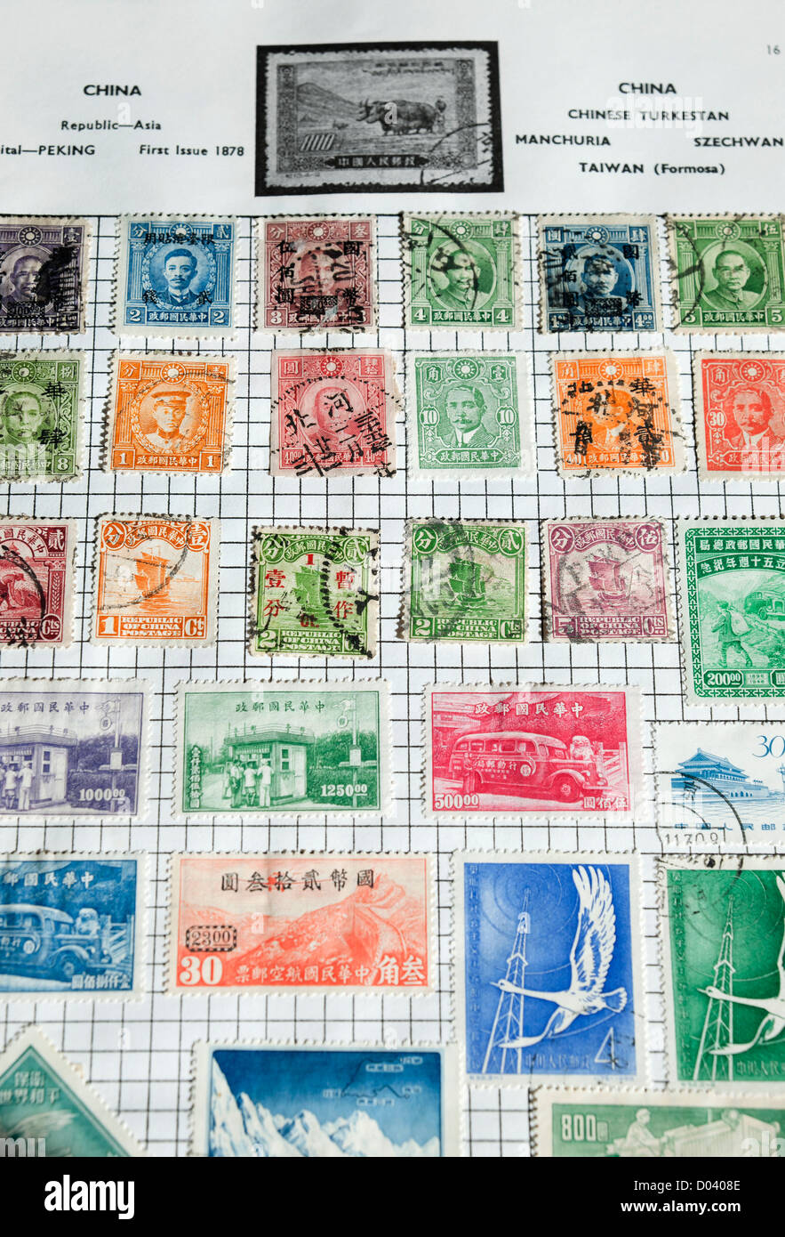 Gros plan sur la page de timbres chinois dans l'album de timbres Banque D'Images