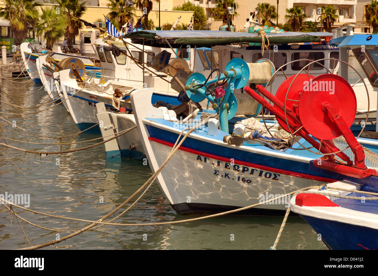 Les bateaux de pêche locaux au port de Kos, Kos, ile de Kos, Dodécanèse, Grèce Groupe. Banque D'Images