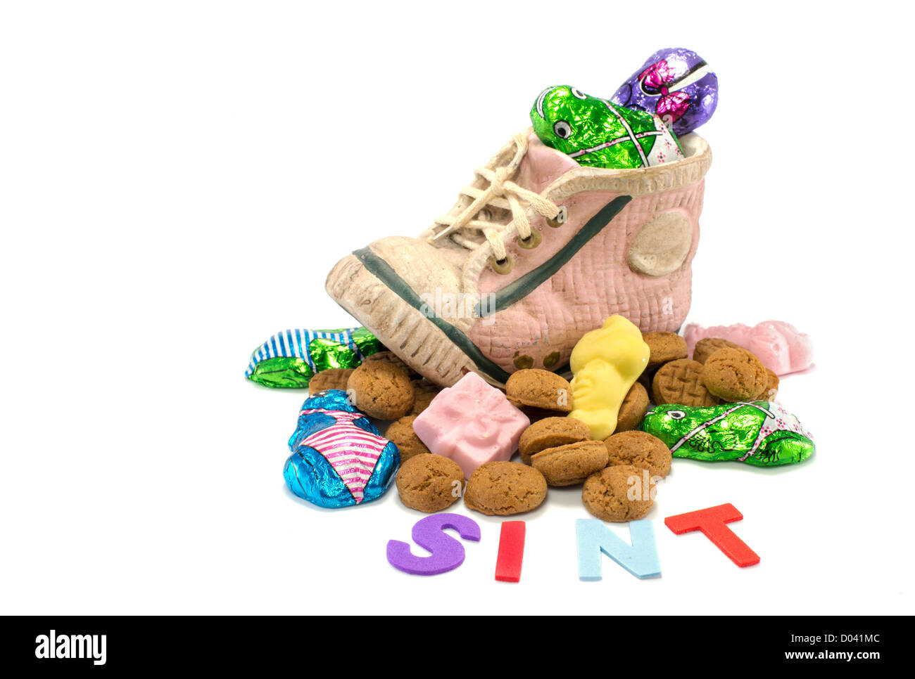 Chaussures pour enfants avec pepernoten et autres bonbons pour les néerlandais sinterklaas partie Banque D'Images