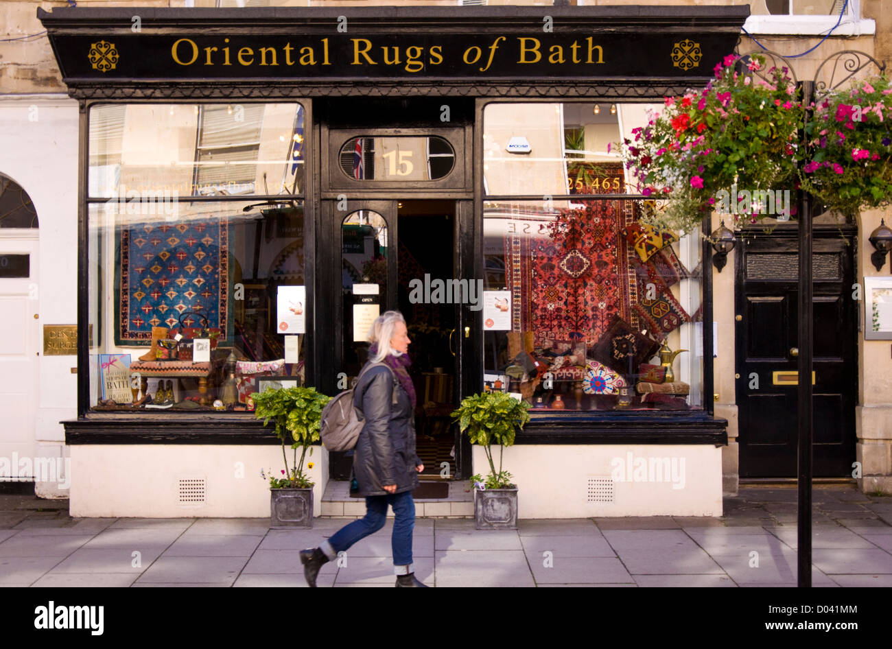 Woman walking cours des tapis orientaux de baignoire une boutique de tapis sur Argyle Street dans la ville du patrimoine mondial Banque D'Images