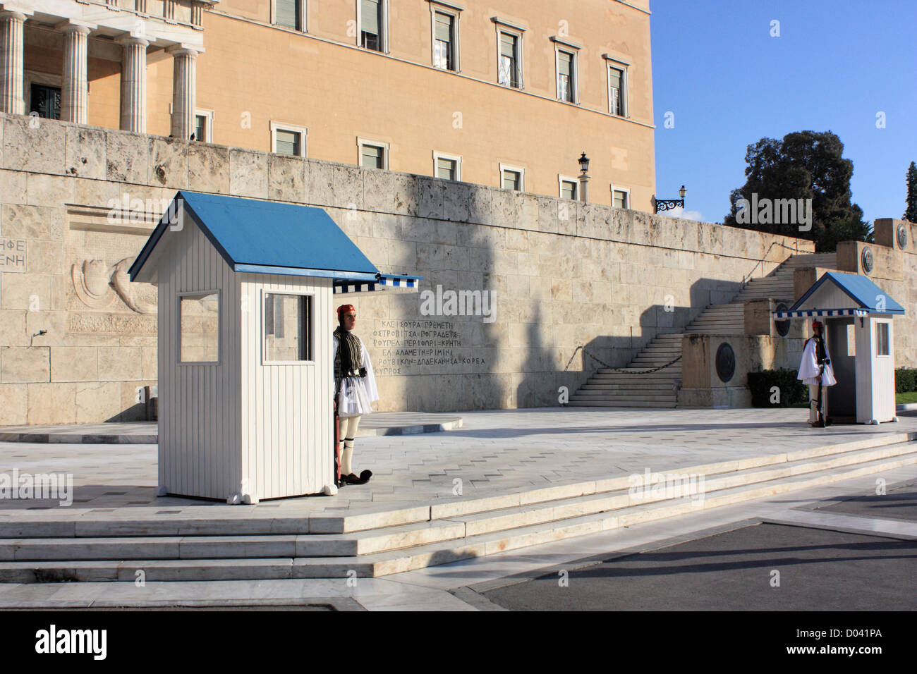 Evzone garde à l'avant de l'édifice du parlement à Athènes, Grèce Banque D'Images