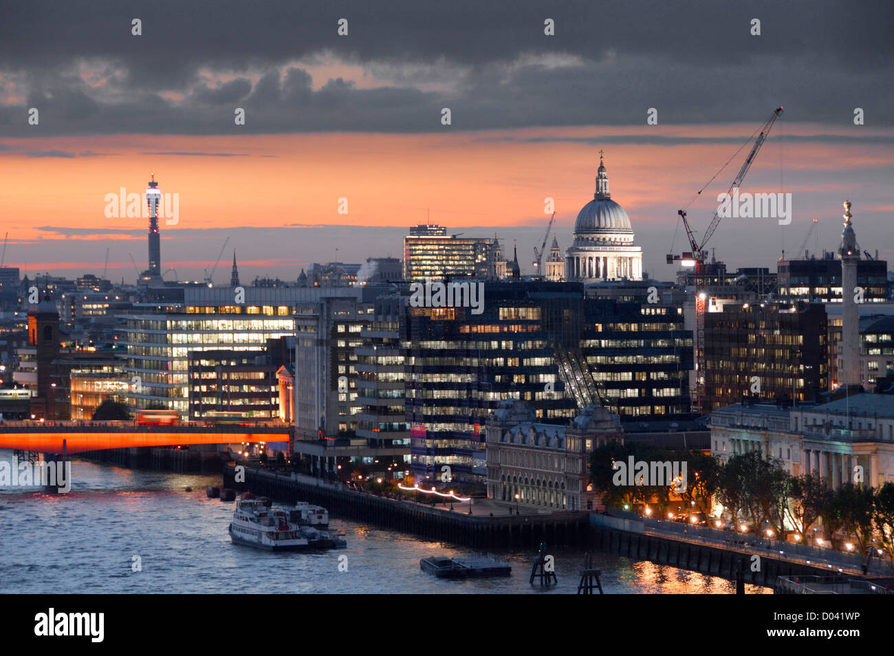Vue aérienne à bas sur Tamise & coucher de soleil paysage urbain ville de Londres avec courts de dôme de la Cathédrale St Paul les lumières dans les immeubles de bureaux UK Banque D'Images