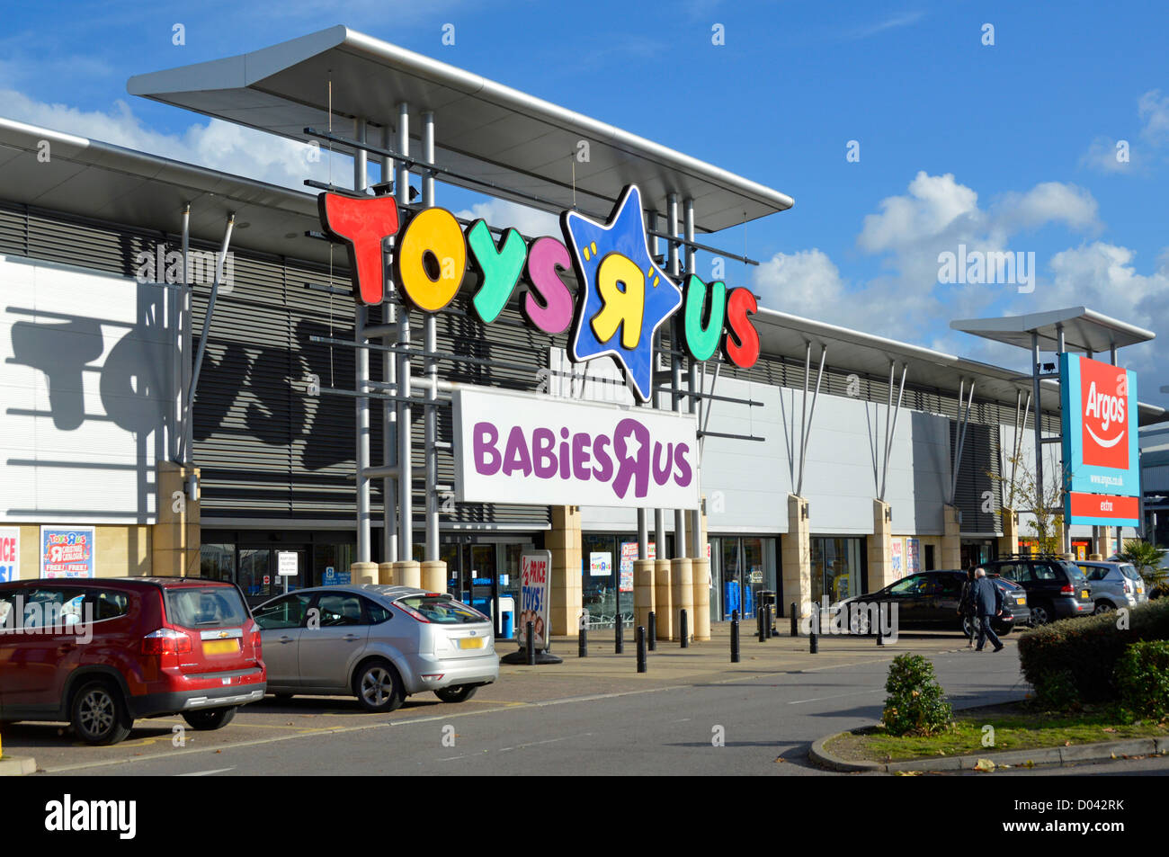 Commerces de détail dans des unités commerciales modernes, y compris un magasin Toys R US intégrant Babies R US West Thurrock Essex England Banque D'Images