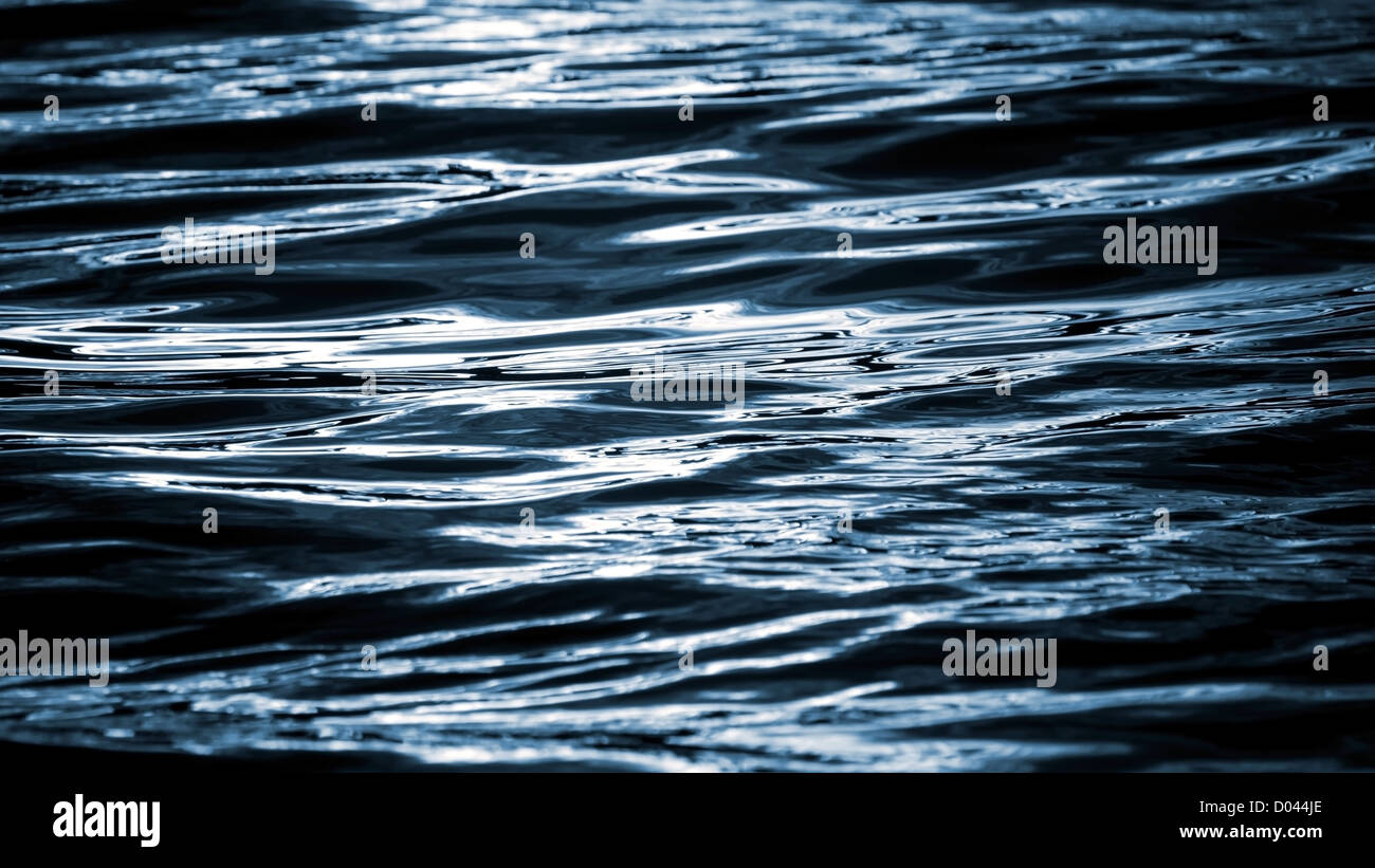 Résumé de l'eau brouillée nuit texture de fond réflexions ondulés Banque D'Images