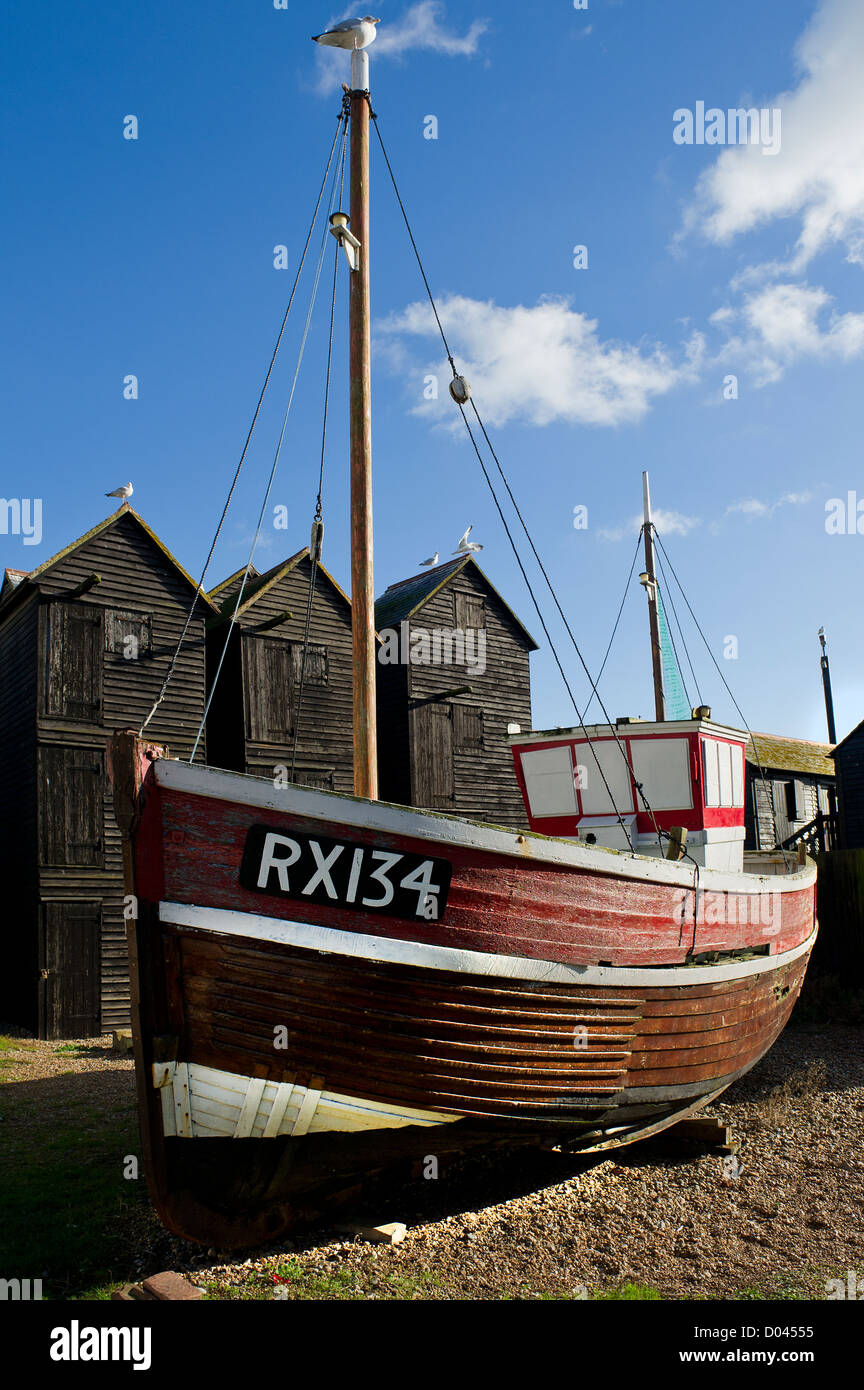 Un bateau de pêche historique traditionnel en bois exposé dans Old Hastings dans le Kent avec de vieux bâtiments de séchage de filet en arrière-plan. Banque D'Images