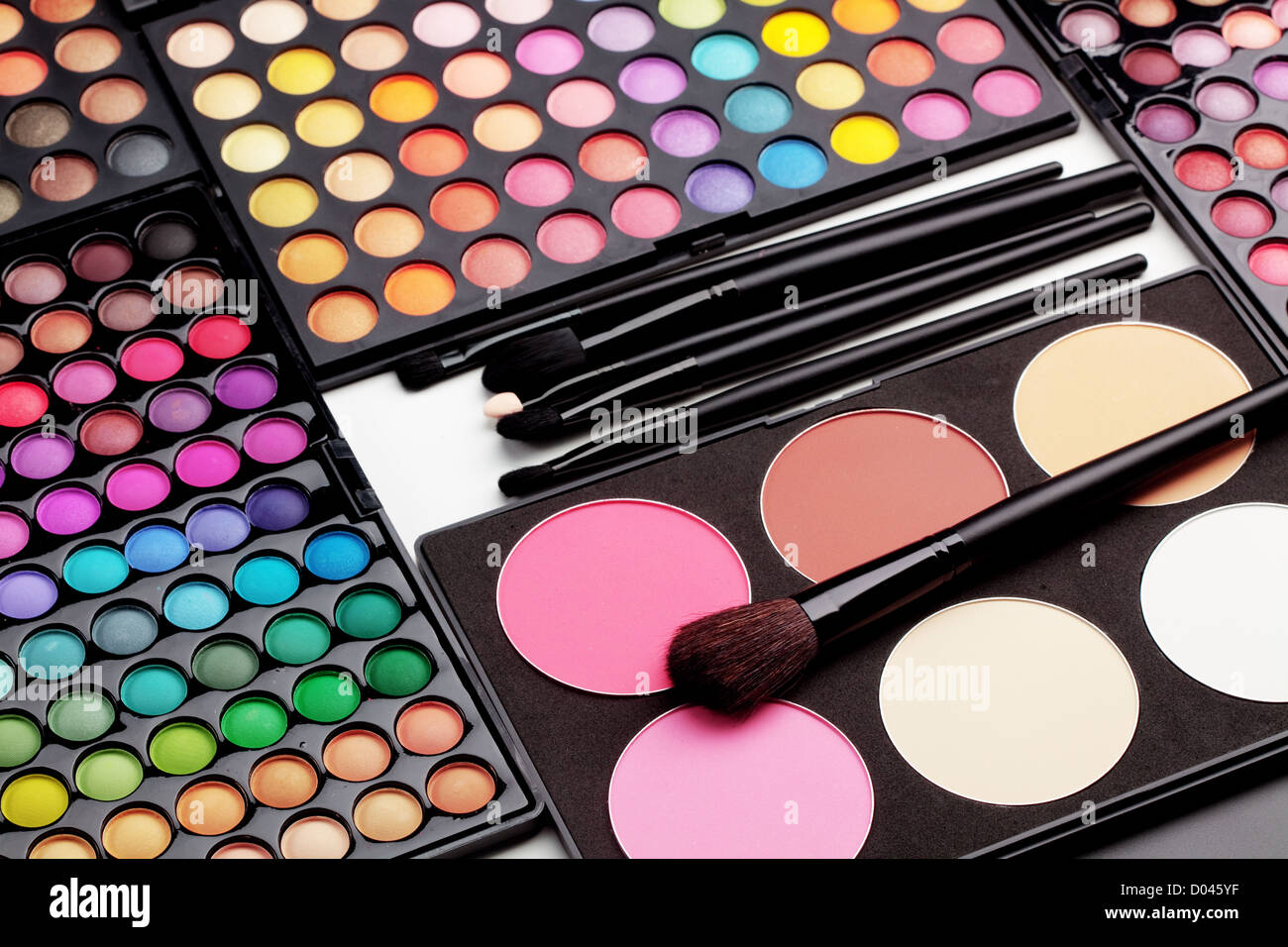 Maquillage ombre à paupières colorés avec des palettes Pinceaux de  maquillage Photo Stock - Alamy