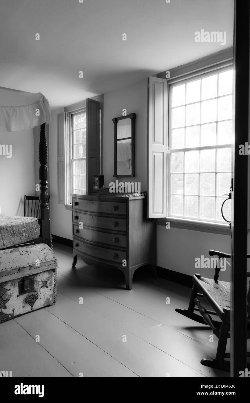 Lit à baldaquin et une commode dans la chambre à l'Nathanel Greene Homestead. Déclaré Monument Historique en 1972 Banque D'Images