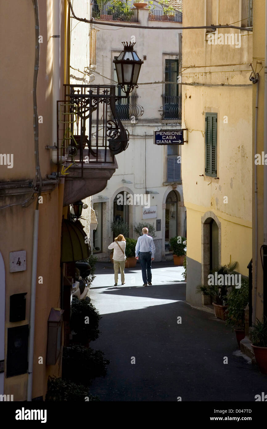 Couple marche dans la rue à Taormina, Sicile, Italie Banque D'Images