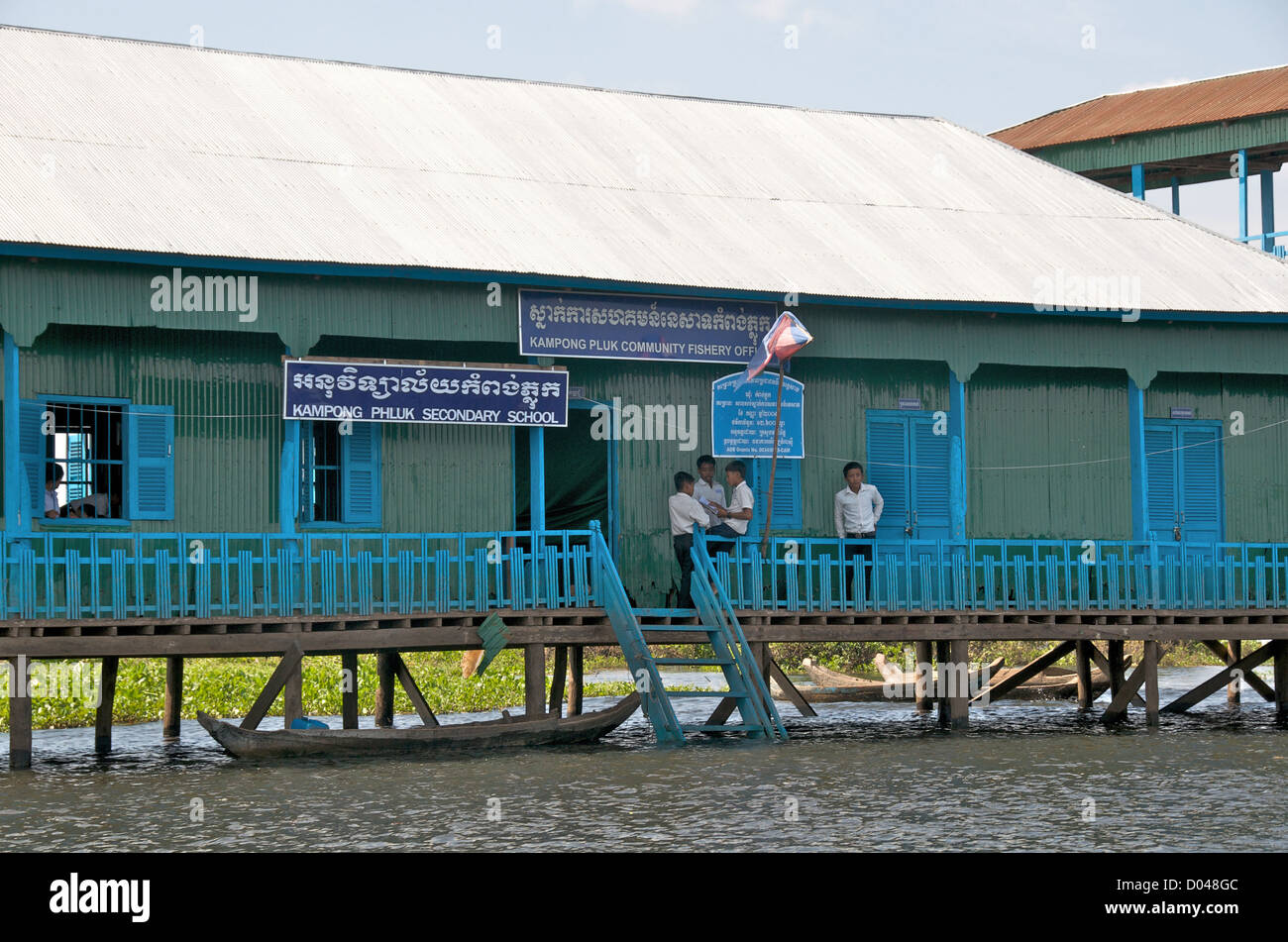Kampong Phluk secondary school et Kampong Phluk bureau communautaire de poisson du lac Tonle Seap Cambodge Banque D'Images