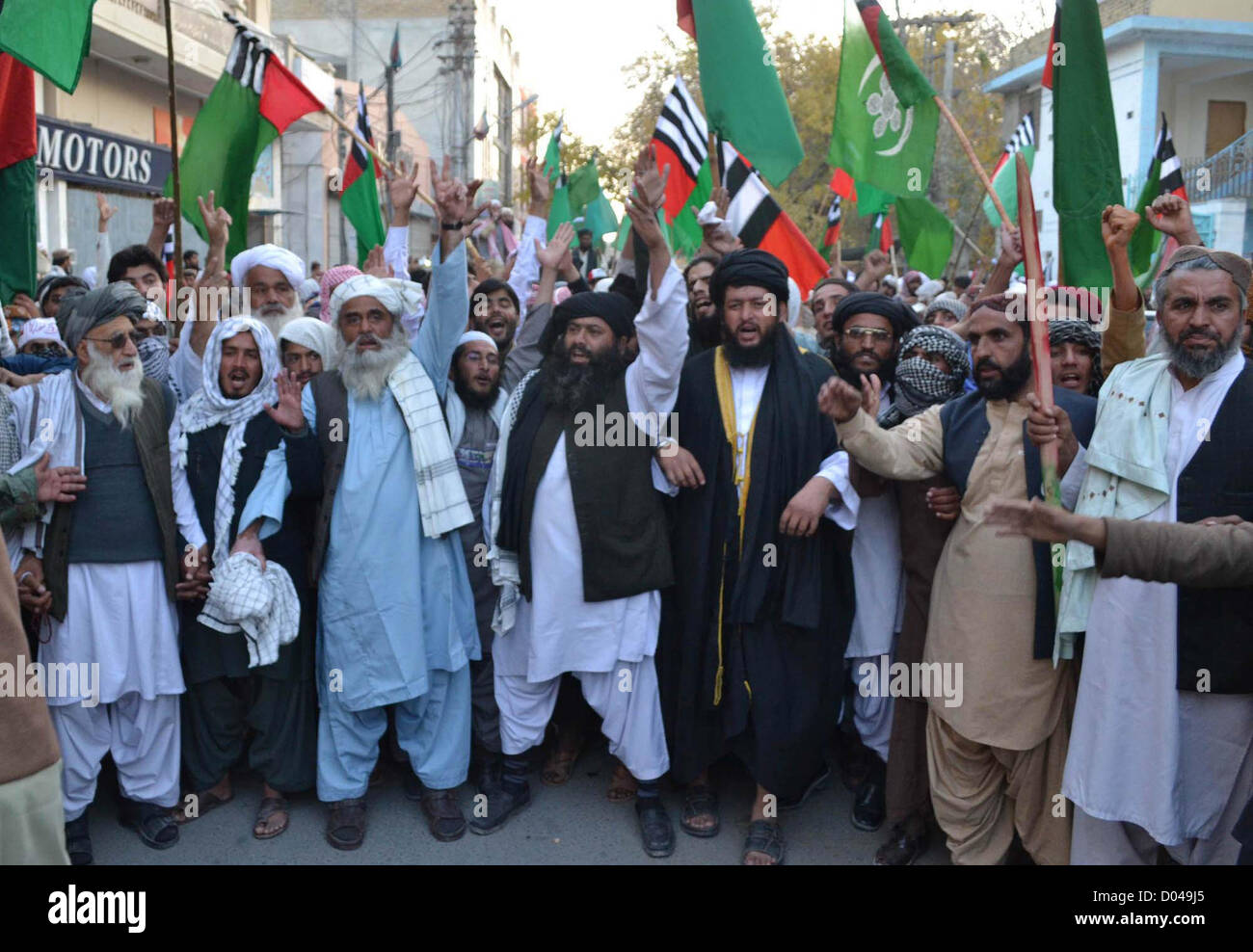 Des militants d'Ahle Sunnat Wal Jamat slogans chant au cours de la démonstration à l'occasion de l'anniversaire de la mort du 2ème calife orthodoxe Hazrat Umar Farooq et exigeant pour le gouvernement du Pakistan a déclaré son martyre comme jour férié, à Quetta press club le vendredi 16 novembre, 2012. Banque D'Images