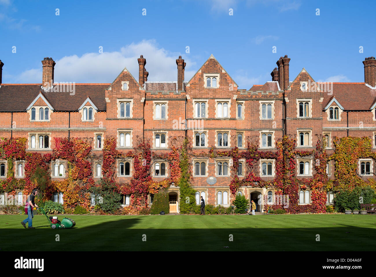 Tondre la pelouse de la cour à Selwyn College, Université de Cambridge, Angleterre. Banque D'Images