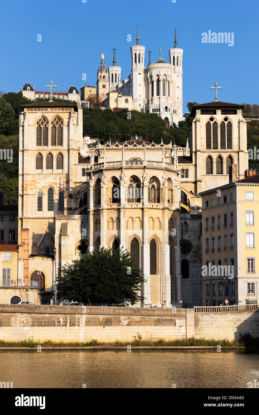 L'abside de la cathédrale SaintJean, à côté de la Saône, est dominé par la basilique de L'abside de la cathédrale SaintJean, à côté de la Saône, est dominé par la basilique de