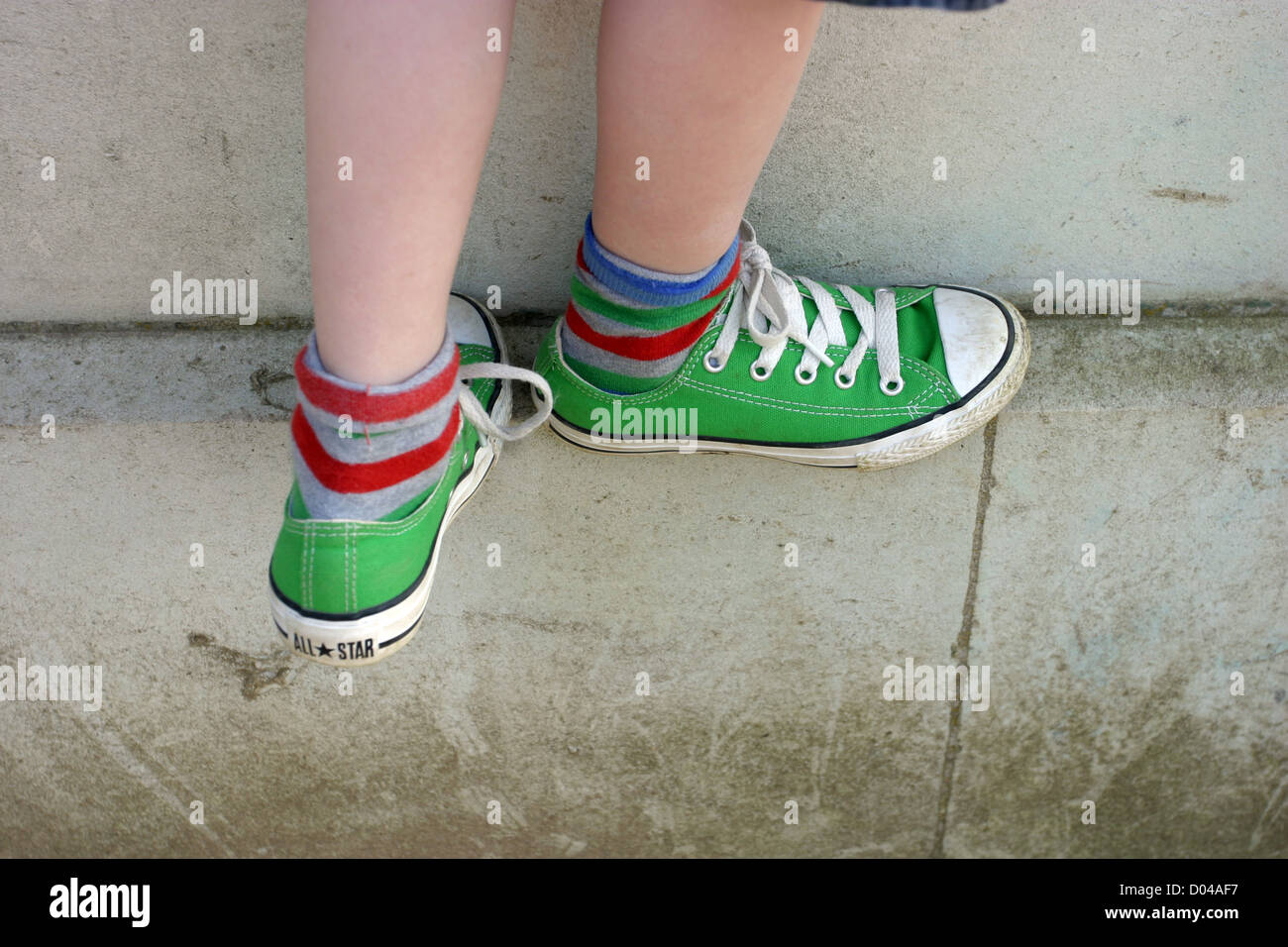 Boy wearing Converse Formateurs Banque D'Images