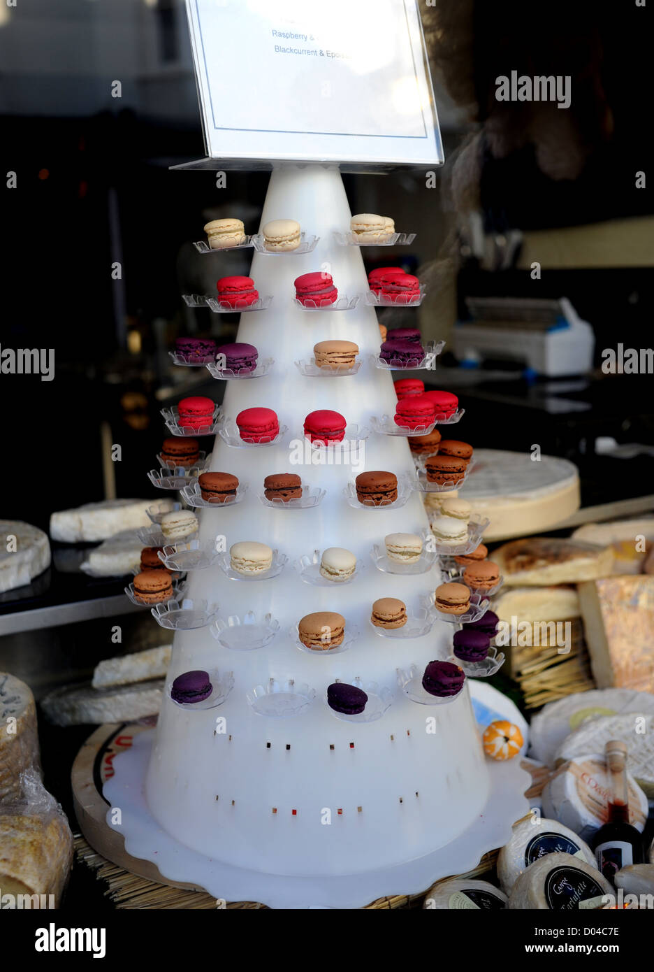 Macarons de fromage à la Cave a Fromage la célèbre fromagerie de Hove Brighton East Sussex Royaume-Uni (maintenant fermée) Banque D'Images