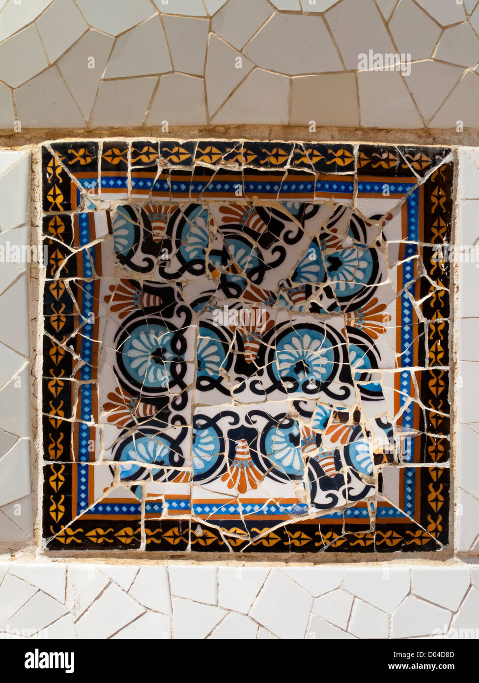Conception de mosaïque par Antoni Gaudi au Parc Guell à Barcelone Catalogne Espagne maintenant un site du patrimoine mondial de l'UNESCO Banque D'Images