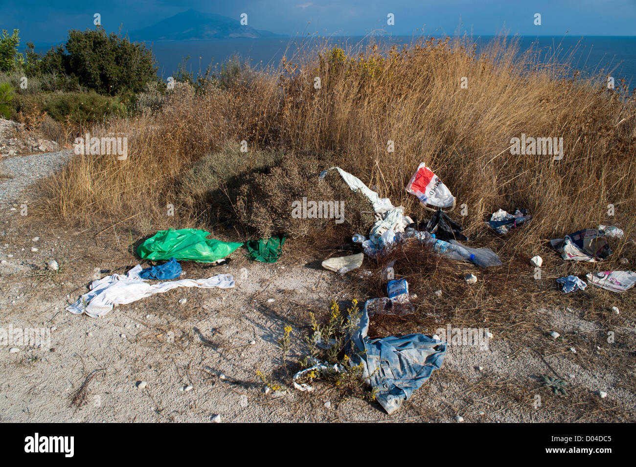 Possessions abandonnés par un groupe d'immigrants illégaux qui entrent dans la Grèce à la côte de l'île égéenne de Samos. Banque D'Images