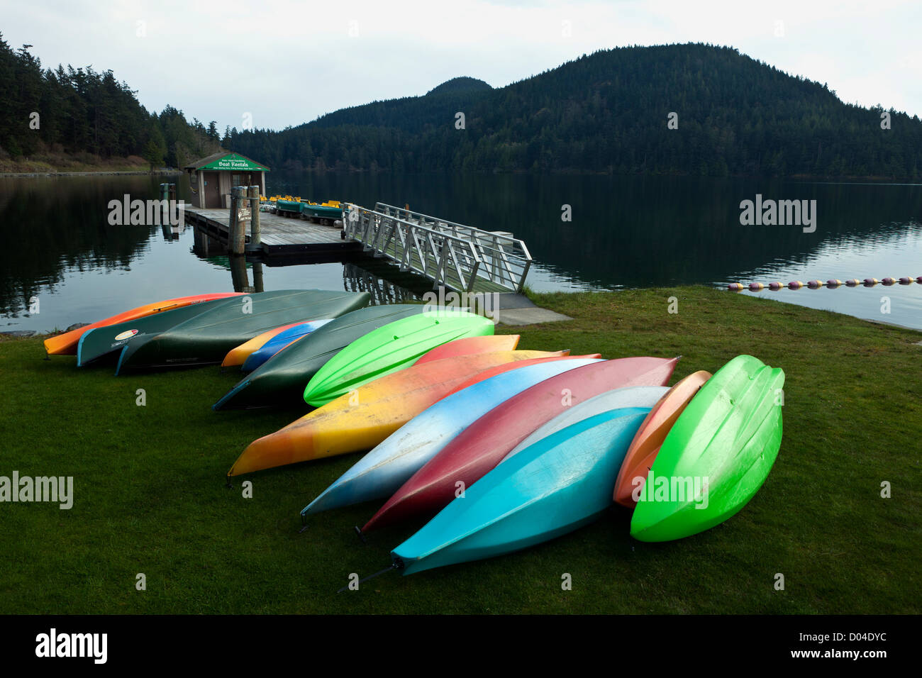 WA06500-00...WASHINGTON - La location de bateaux le long de la rive du lac Cascade dans Moran State Park sur l'île Orcas. Banque D'Images