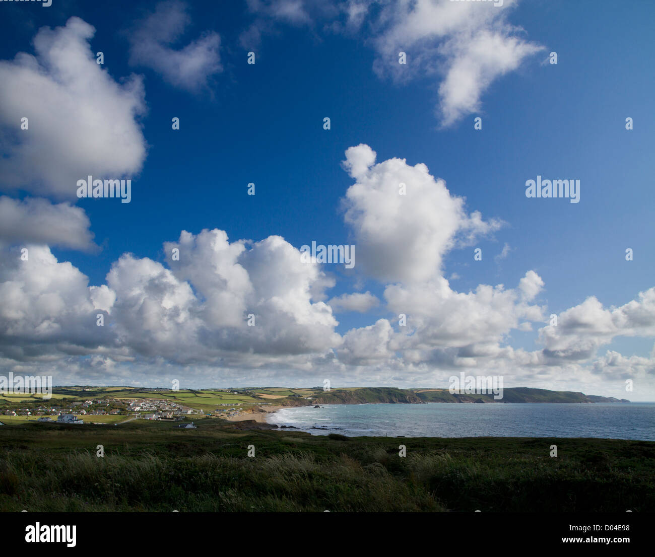 Blanc moelleux cumulus contre un ciel bleu au-dessus sur le Widemouth Bay North Cornwall côte près de Bude. Cornwall, Angleterre Banque D'Images