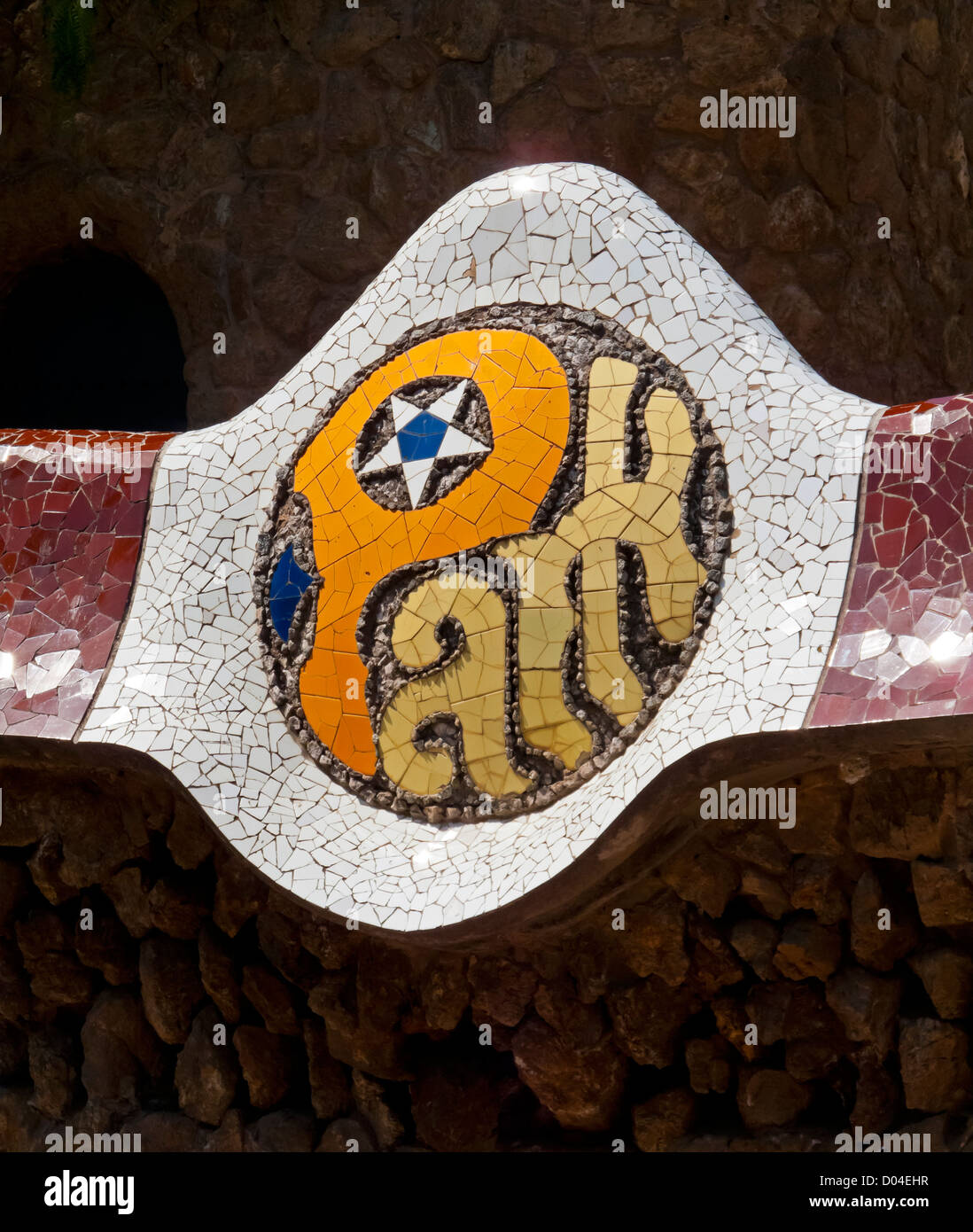 Conception de mosaïque par Antoni Gaudi au Parc Guell à Barcelone Catalogne Espagne maintenant un site du patrimoine mondial de l'UNESCO Banque D'Images