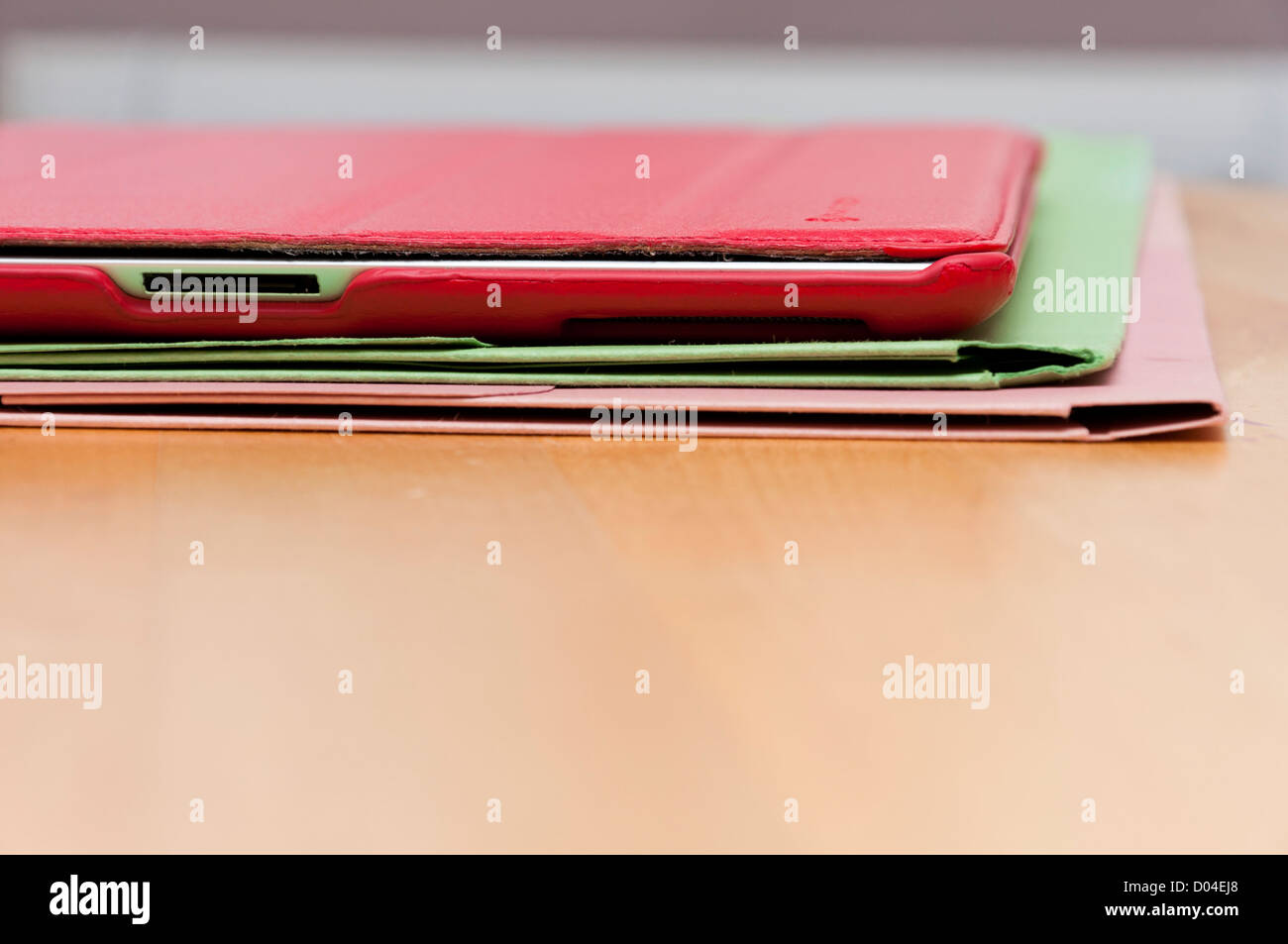 Dans l'ordinateur tablette Ipad housse rouge sur l'allégement des fichiers. Banque D'Images