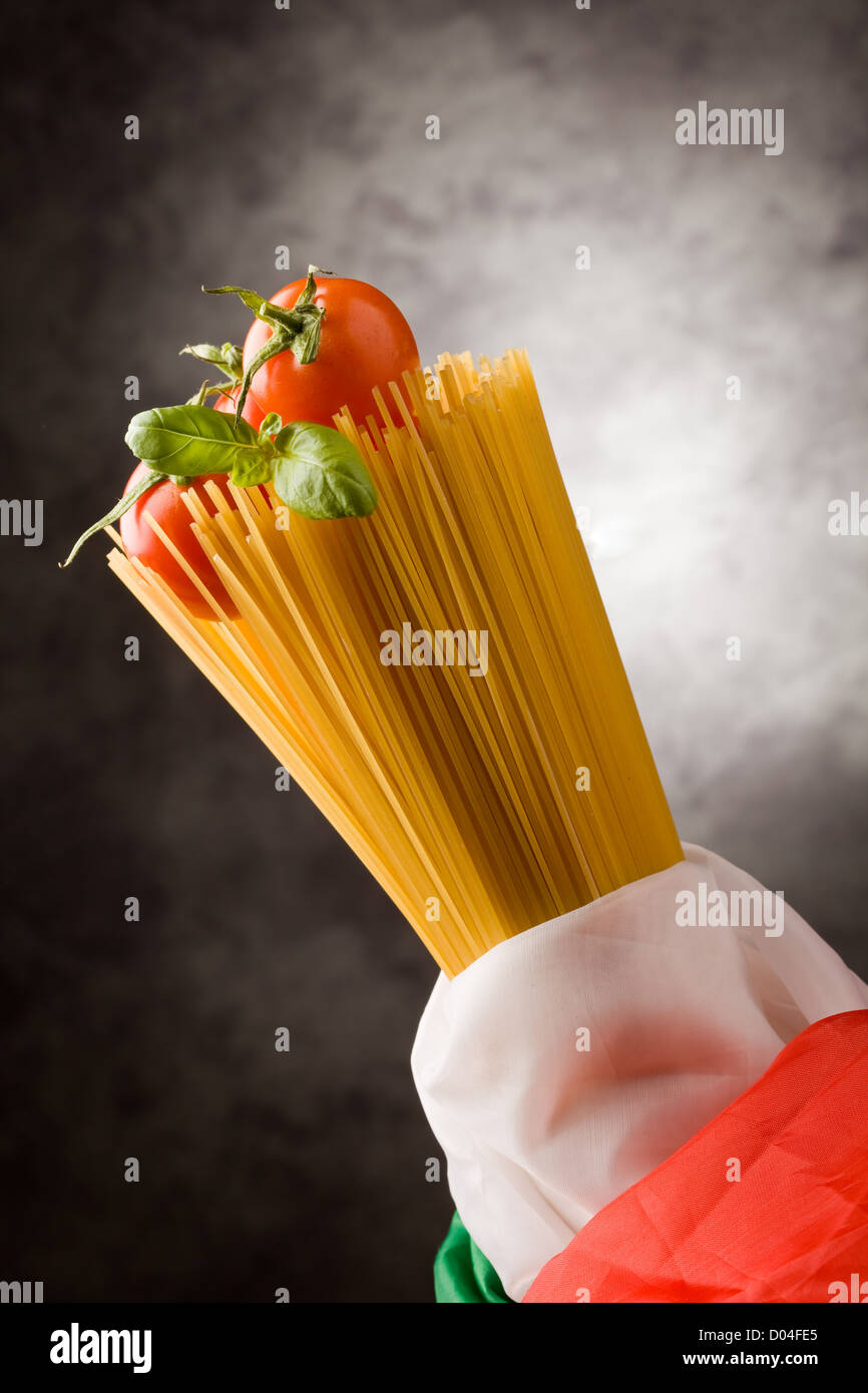 Photo de l'italien spaghetties avec drapeau italien enveloppé près de Banque D'Images
