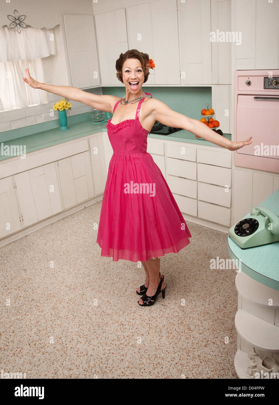 Happy woman dans un style rétro scène de cuisine Banque D'Images