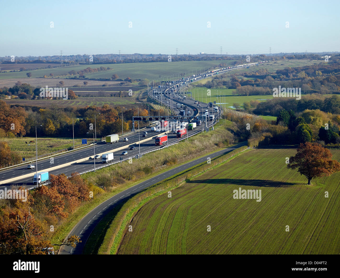 Autoroute M25 élargie à quatre voies dans l'Essex, près de la jonction avec la M11, Angleterre du Sud-Est, Royaume-Uni Banque D'Images