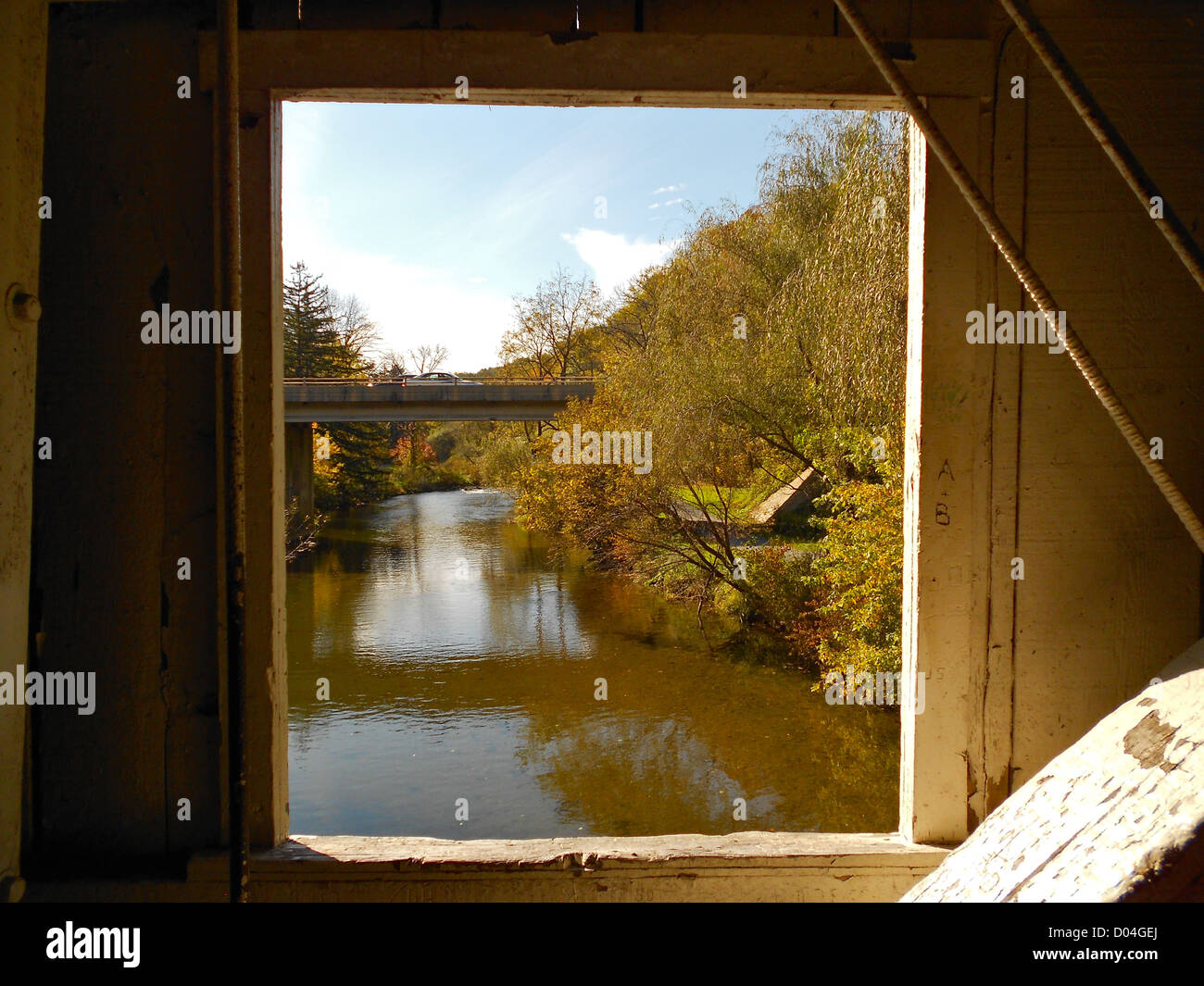 Une vue à travers la fenêtre du pont couvert de Bogert dans le comté de Lehigh, Pennsylvanie. Le pont est inscrit au Registre national des lieux historiques (SNRP) depuis 1980, symbolisant son importance historique et sa préservation. Banque D'Images
