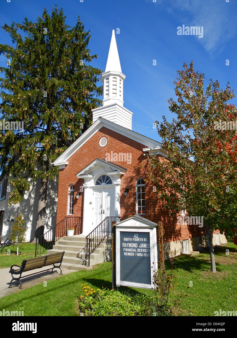 Cette ancienne église d'Emmaus, dans le comté de Lehigh, en Pennsylvanie, a été transformée en une société de courtage. Le bâtiment a conservé une grande partie de son architecture historique tout en remplissant une nouvelle fonction dans la communauté en tant que lieu d'affaires. Banque D'Images