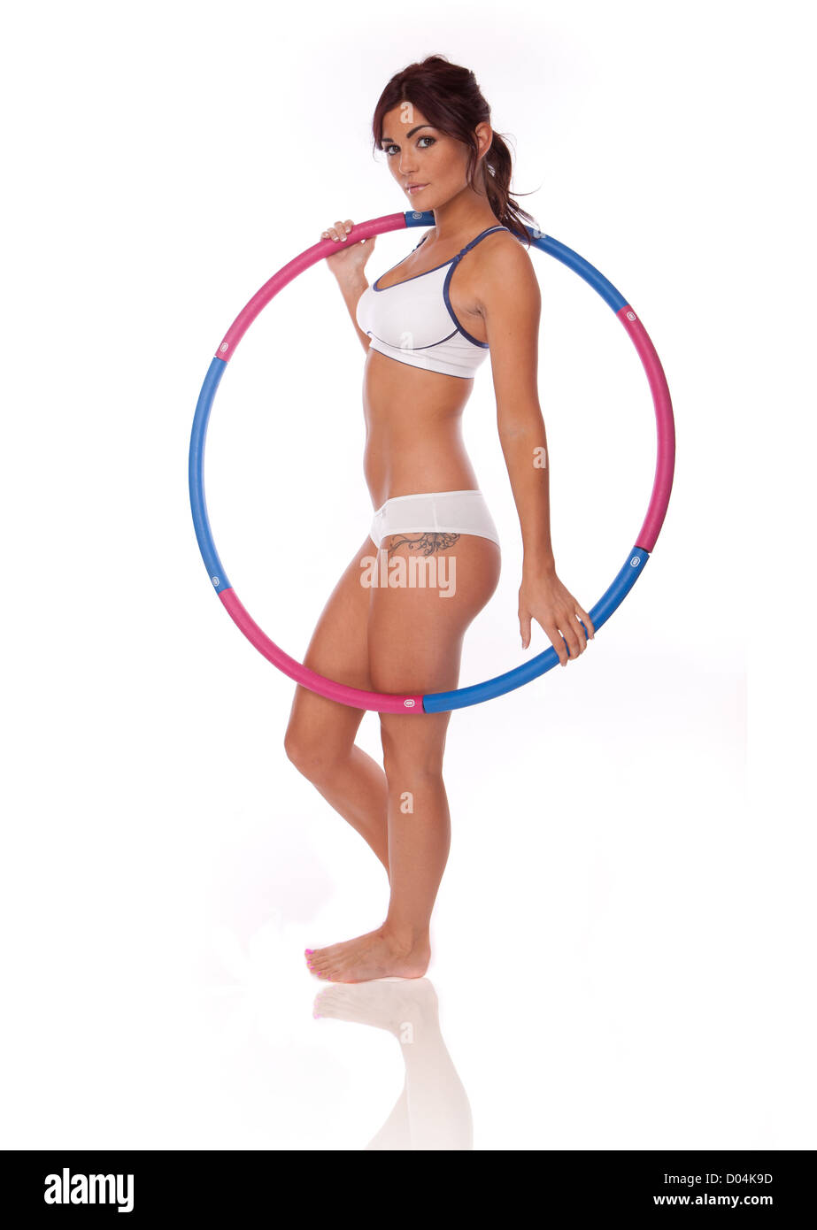 Les femmes exercent hula hoop sur fond blanc Banque D'Images