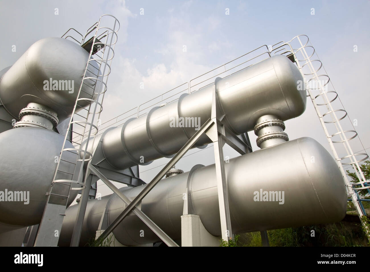 Machines industrielles, tuyaux, tubes, machines et une turbine à vapeur dans une centrale électrique. Banque D'Images